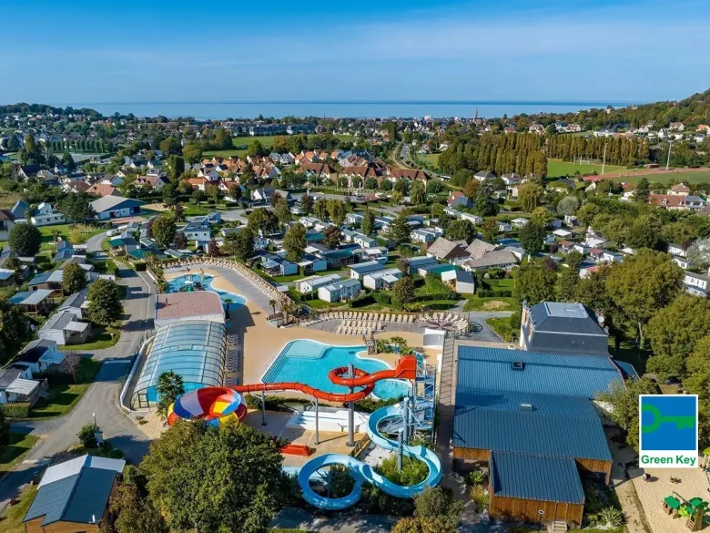 Kompleks basenów na kempingu Roan La Vallée.