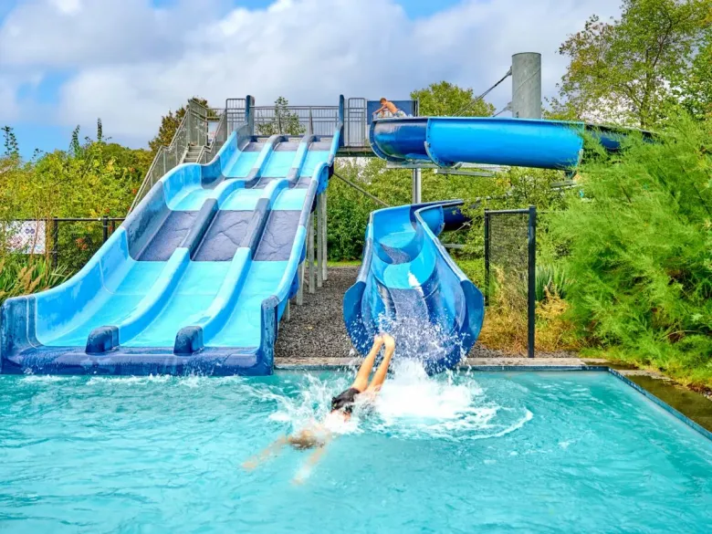 Przegląd zjeżdżalni przy odkrytym basenie na kempingu Roan De Twee Bruggen.