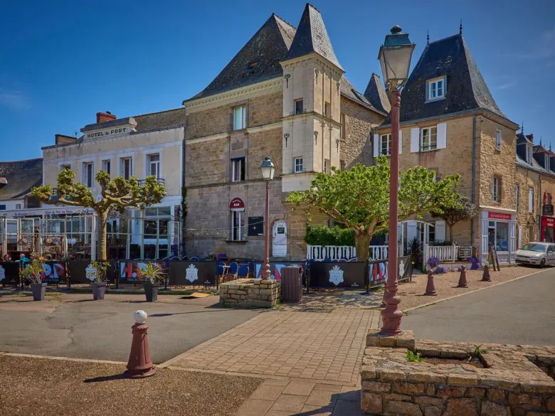 Przytulne miasteczko w pobliżu kempingu Roan Les Chardons Bleus de la Turballe.