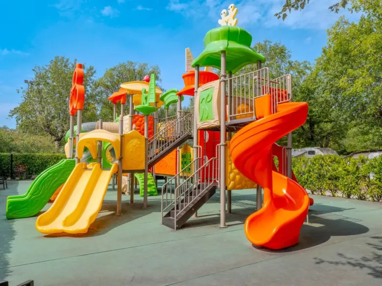 Plac zabaw na kempingu Roan Tenuta Primero.