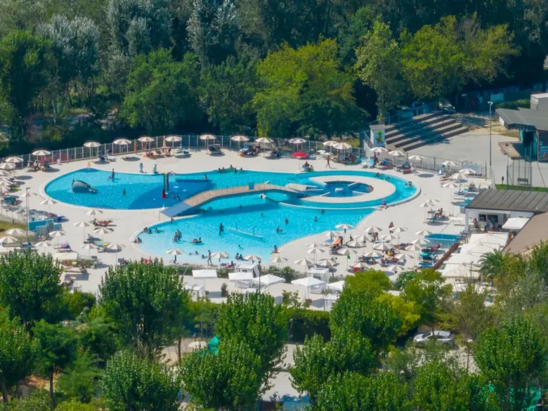 Ujęcie z drona basenu na kempingu Roan Adriano Family Collection.