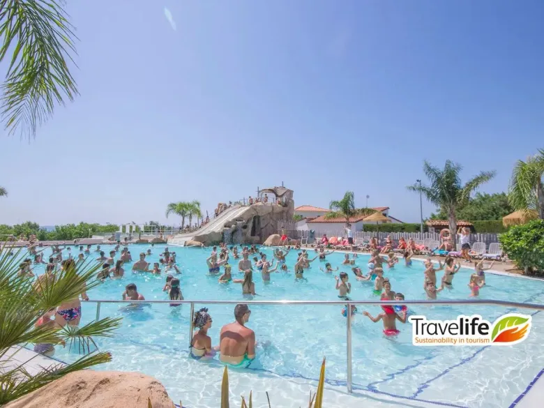 Przegląd basenu na kempingu Roan Alannia Els Prats.