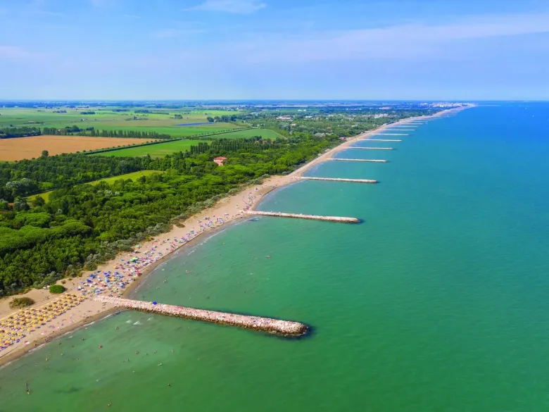 Widok z góry na plażę na kempingu Roan w Eraclea Mare.