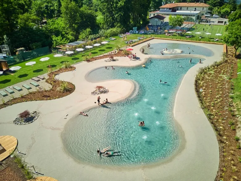 Zupełnie nowy basen typu laguna na kempingu Lido Verbano.