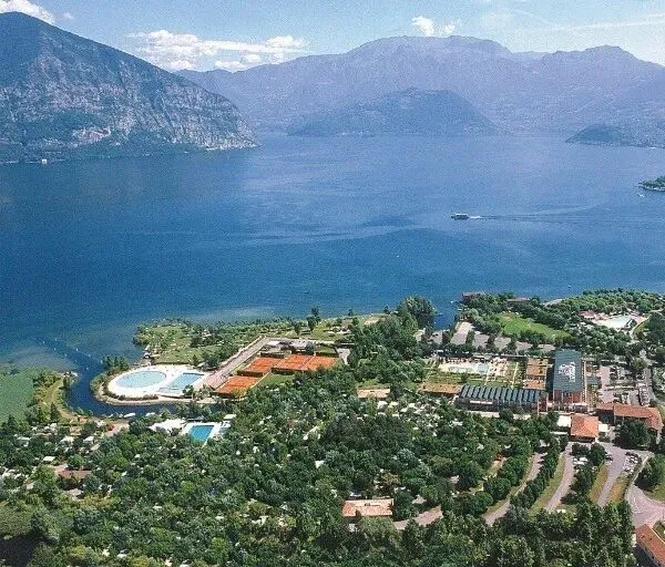 Zdjęcie panoramiczne przedstawiające kemping Roan Sassabanek i jezioro Iseo.