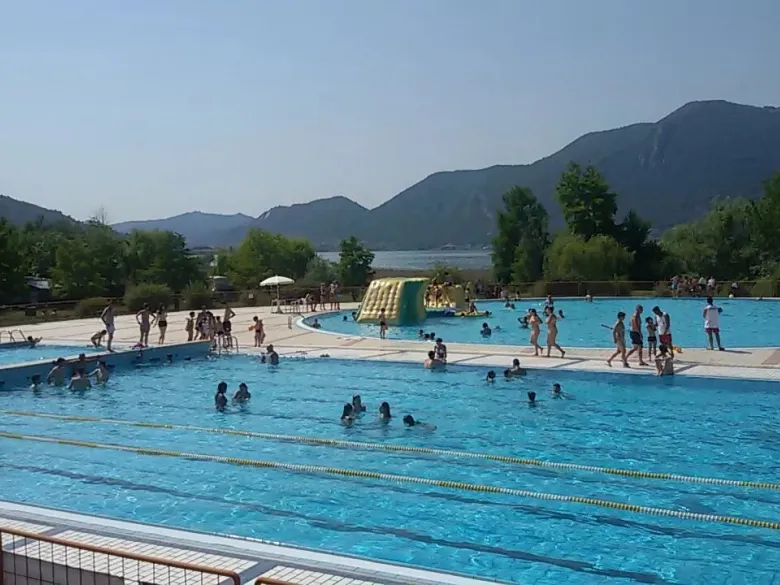 Trzy baseny przy kompleksie sportowym Sporting Lido na kempingu Roan Sassabanek.