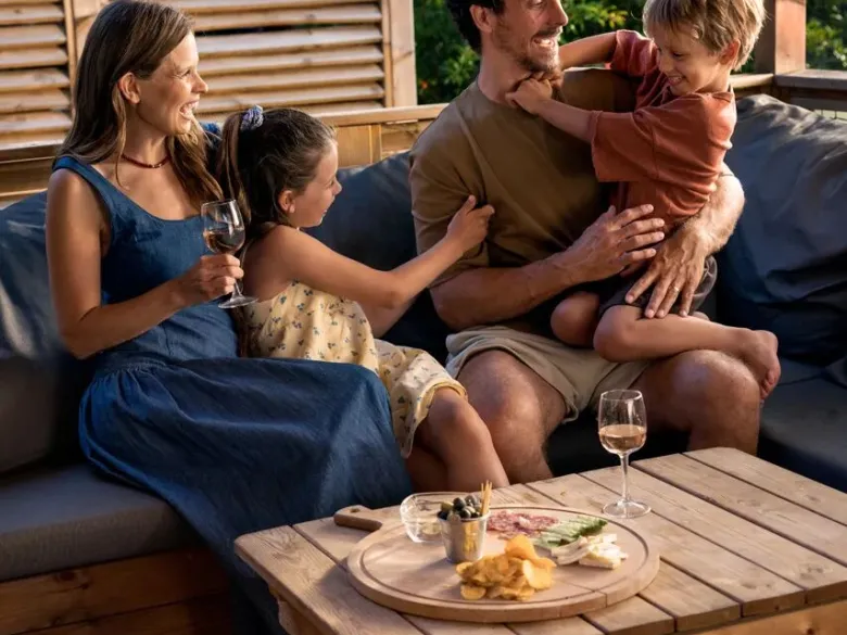Czas na drinka na luksusowej sofie w Roan camping Château de Galaure.
