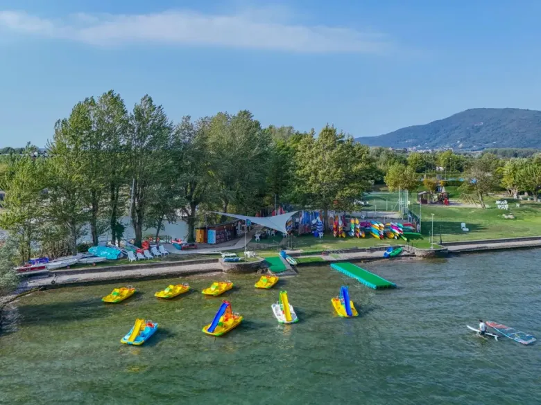 Zdjęcie poglądowe sportów wodnych na kempingu Roan Village Bella Iseo.