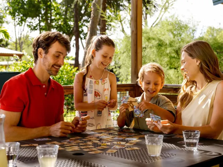 Rodzina bawi się w ośrodku Roan Camping Village Bella Iseo.