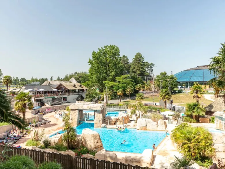 Widok na basen na kempingu Roan Domaine des Ormes.