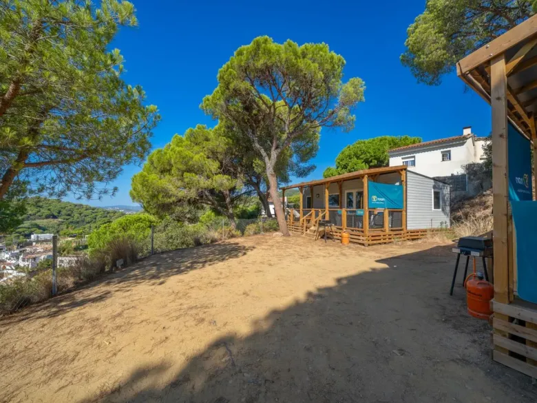 Premium Plus Lounge z widokiem na morze na kempingu Roan w Cala Canyelles.
