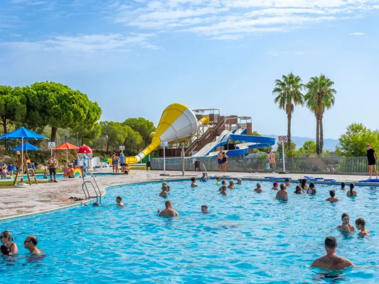 Zjeżdżalnie wodne na kempingu Roan Vilanova Park.