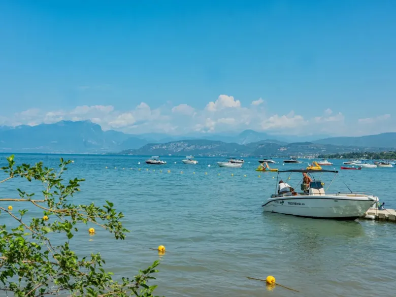 Widok na jezioro Garda z kempingu Roan Park Delle Rose.