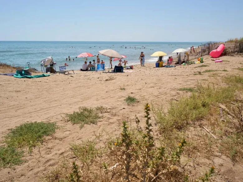 Ludzie relaksują się na plaży przy kempingu Le Petit Mousse w Roan.