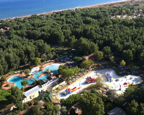 Kompleks basenów na kempingu Roan Serignan Plage.