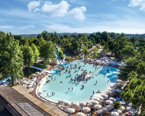 Kompleks basenowy na campingu hu Altomincio village.