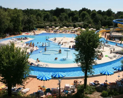 Przegląd basenu na kempingu Roan Villaggio Turistico.