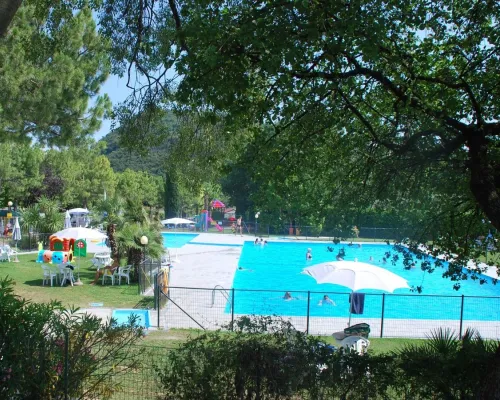 Przegląd basenu na kempingu Roan La Rocca Manerba.