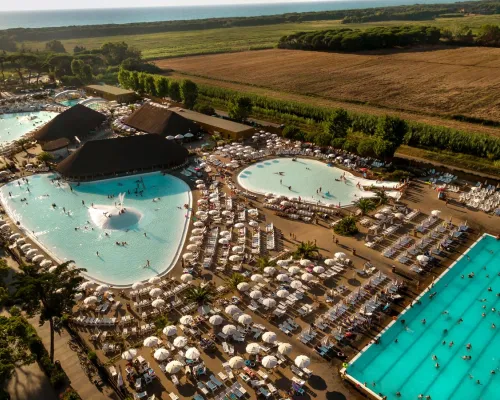 Przegląd kompleksu basenów w parku kempingowym Roan hu Park Albatros village.