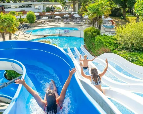 Zjeżdżalnie na kempingu Roan Le Ty Nadan.