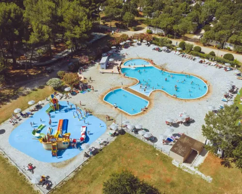 Baseny na campingu Bi Village