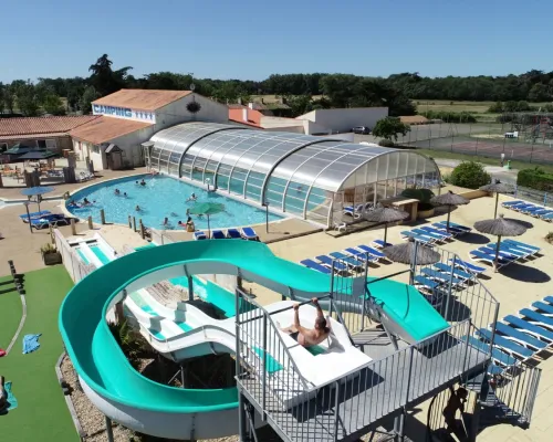 Przegląd z krytym basenem na kempingu Roan Le Domaine de Beaulieu.
