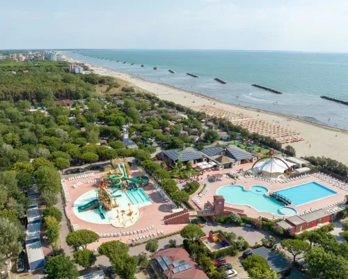 Przegląd basenów i plaży na kempingu Roan Spiaggia e Mare.