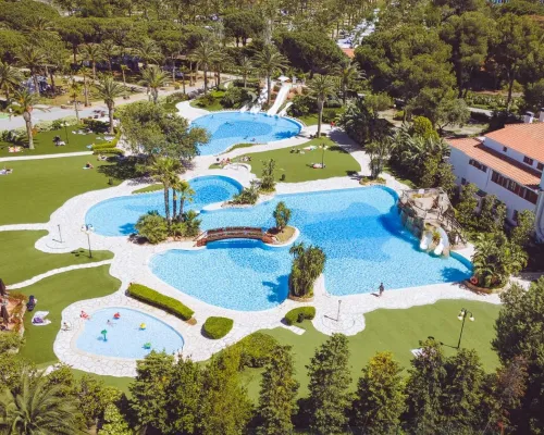 Przegląd basenu i brodzika na kempingu Roan Playa Montroig.