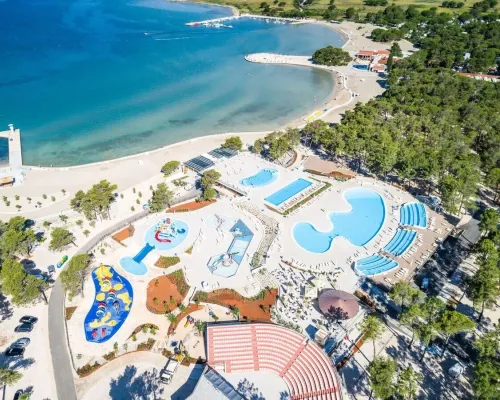 Widok na basen i piękną zatokę na kempingu Roan w Zaton Holiday Resort.