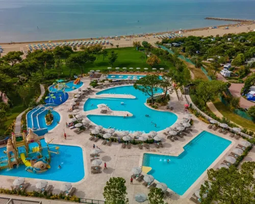 Zdjęcie lotnicze parku wodnego połączonego z plażą na kempingu Roan Mediterraneo.
