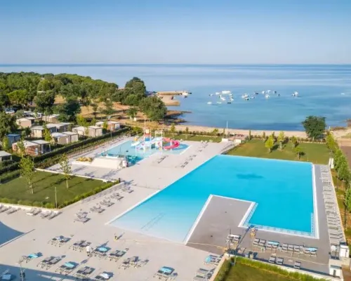 Basen z brodzikiem dla dzieci, zjeżdżalniami i zatoką na kempingu Roan Park Umag.