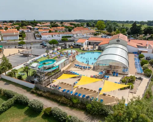 Basen z brodzikiem dla dzieci na kempingu Roan Le Domaine de Beaulieu.