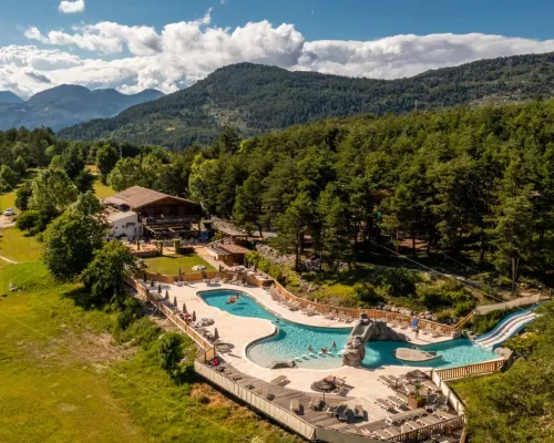 Widok z góry na basen na kempingu Roan Les Collines de Castellane.