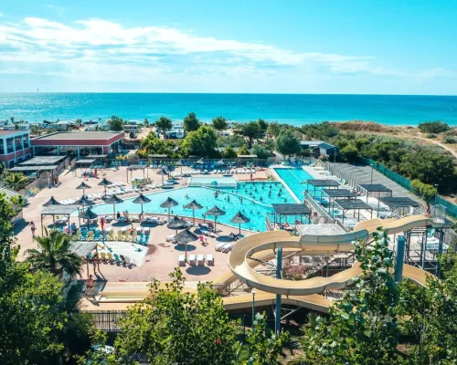 Przegląd kompleksu basenów na kempingu Roan Les Méditerranées Beach Garden.