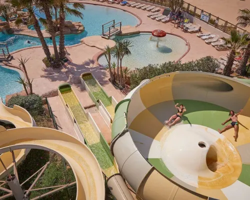 Kilka zabawnych zjeżdżalni ze zjeżdżalnią tornado na kempingu Roan Le Petit Mousse.