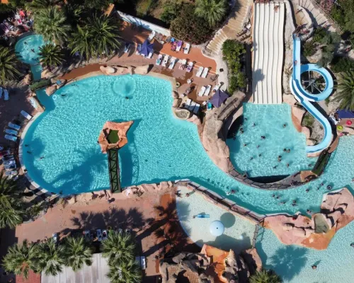 Widok z góry na basen na kempingu Roan Les Sables d'Or.