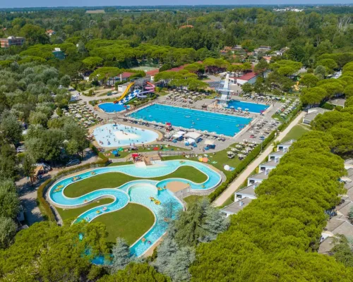 Przegląd basenów na kempingu Roan Marina Julia Camping Village.