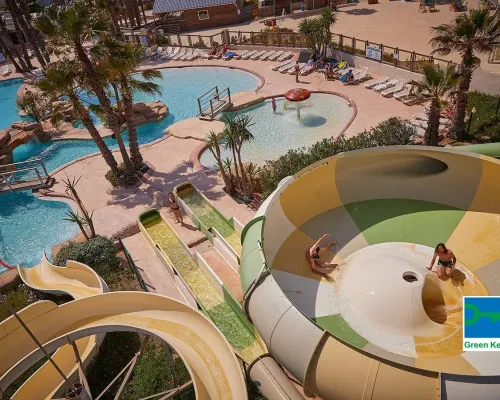 Kilka zabawnych zjeżdżalni ze zjeżdżalnią tornado na kempingu Roan Le Petit Mousse.