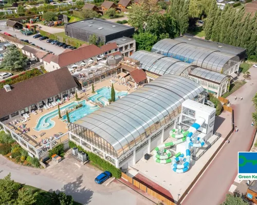 Przegląd krytego i odkrytego basenu na kempingu Roan La Croix du Vieux Pont.