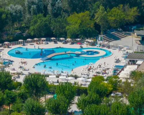 Ujęcie z drona basenu na kempingu Roan Adriano Family Collection.