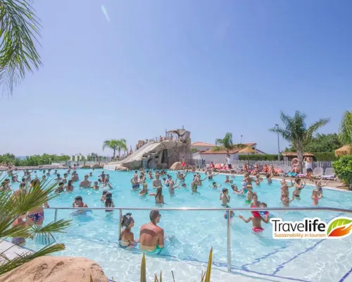 Przegląd basenu na kempingu Roan Alannia Els Prats.