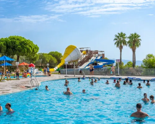 Zjeżdżalnie wodne na kempingu Roan Vilanova Park.