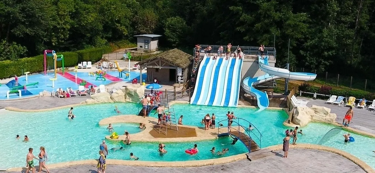 Basen ze zjeżdżalnią na campingu Le Val de Bonnal.
