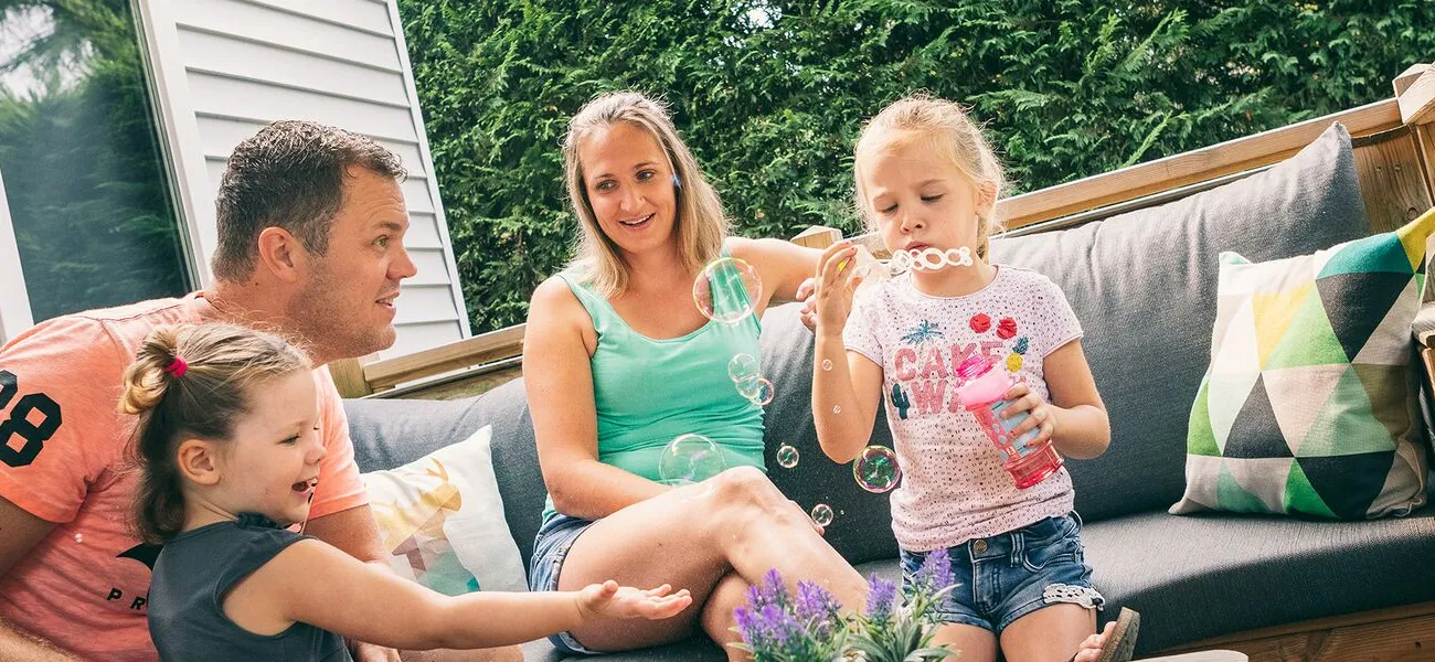 Zabawa na tarasie domku wakacyjnego na campingu we Włoszech