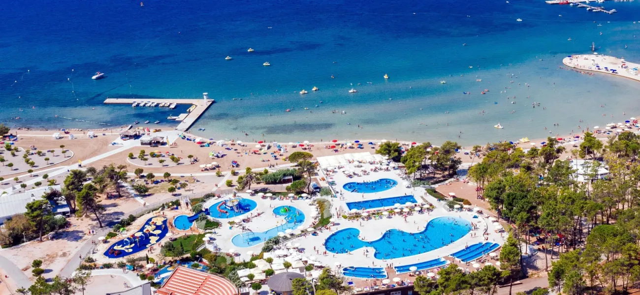 Kemping Zaton Holiday Resort z widokiem na basen.