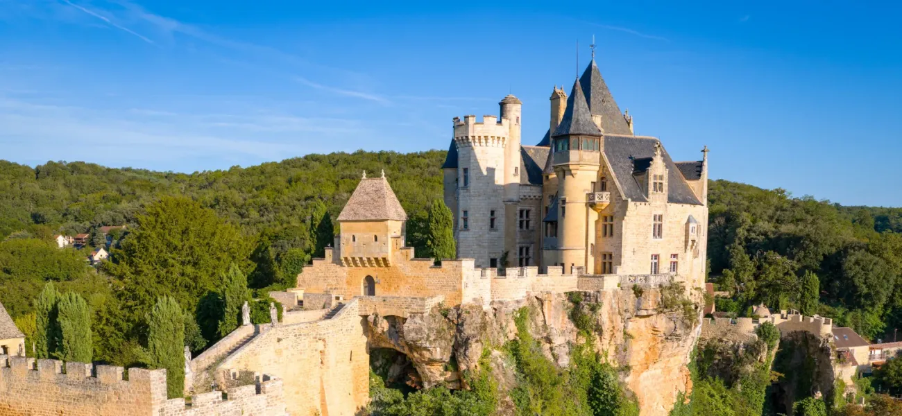 Widok z lotu ptaka na Château de Montfort w Dordogne.