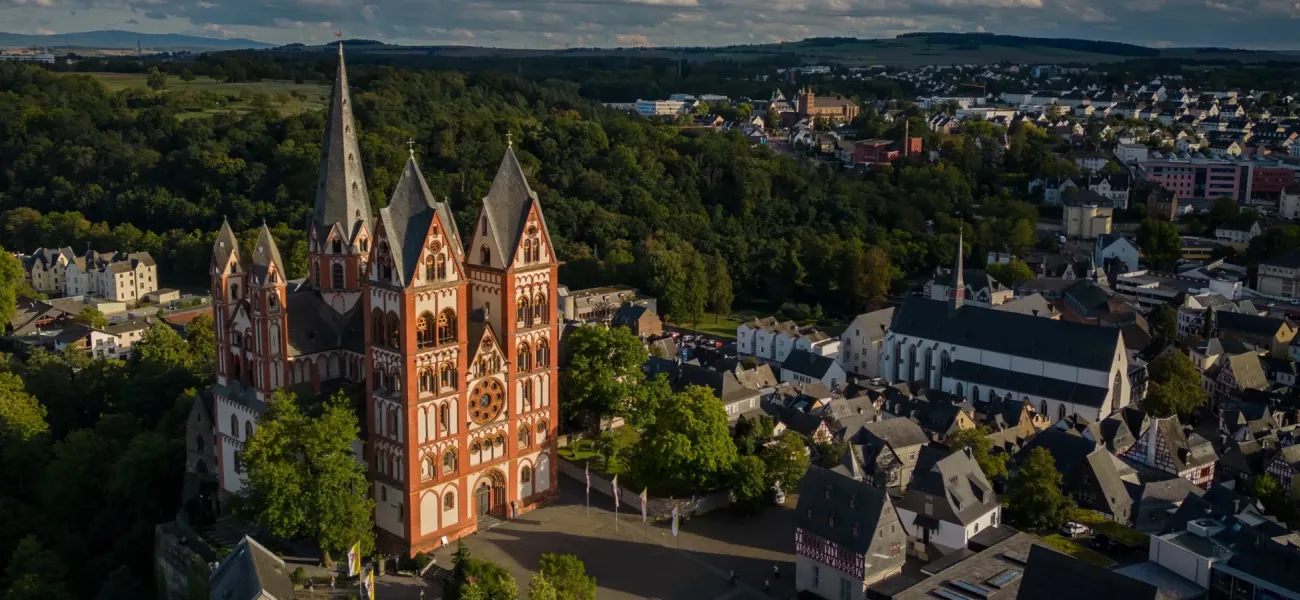 Widok z lotu ptaka na katedrę w Limburgu.