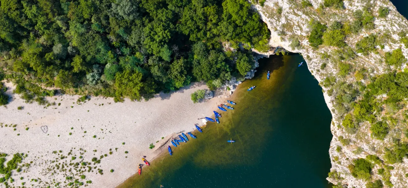 Jezioro w regionie Ardèche.