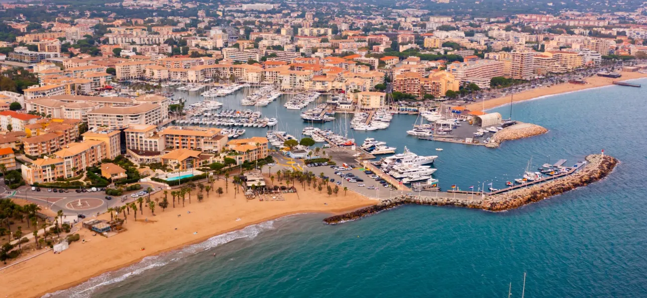 Zdjęcie panoramiczne wybrzeża i miasta Fréjus.