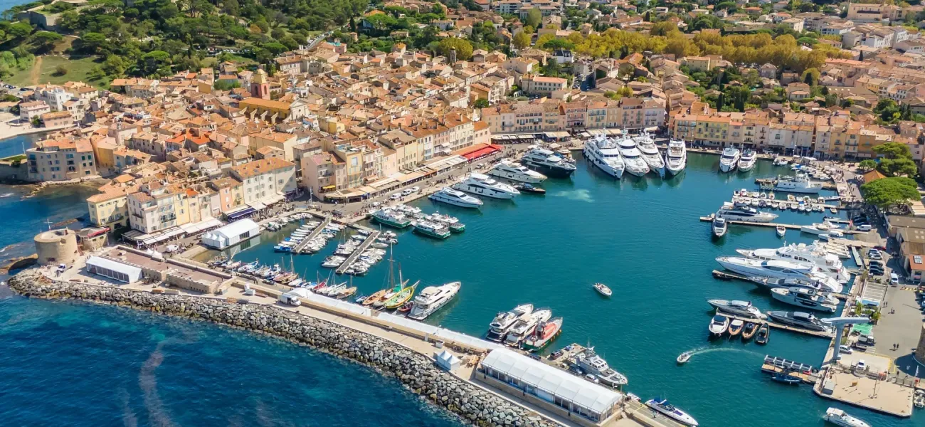 Zdjęcie lotnicze Saint-Tropez na Lazurowym Wybrzeżu w departamencie Alpes-Maritimes.
